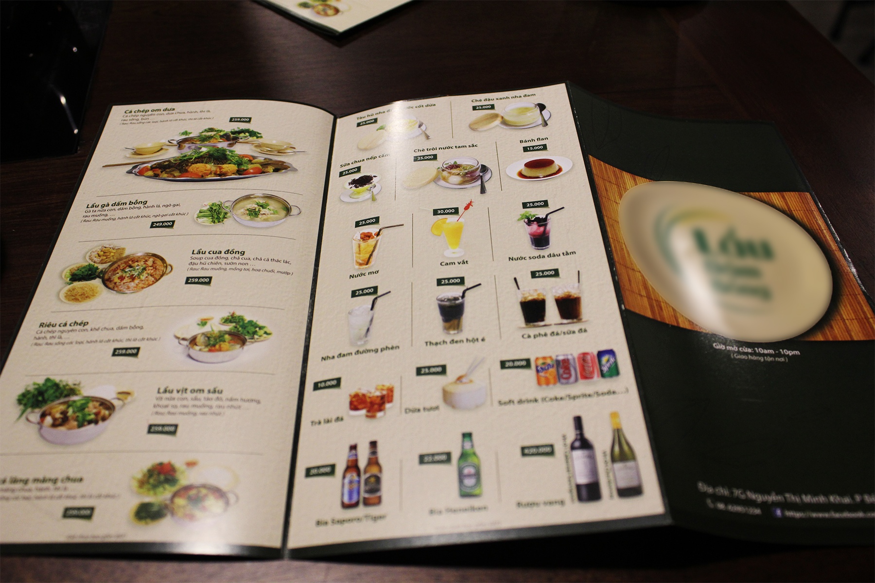 Thực đơn của quán khá đa dạng từ những món nhắm thơm ngon như: gỏi tép rau muống tai heo, gỏi su hào tai heo, gỏi đu đủ khô bò... các món ngon bắt cơm như: bao tử kho dưa chua, lươn chiên mắm me, chả lươn... hay các món ăn no như nem cá, nem ốc, nem tai, bánh tôm, nem cua bể, lẩu... Và kết thúc bữa tiệc cũng không thiếu thực đơn các món tráng miệng thơm ngọt như: chè trôi nước tam sắc, sữa chua nếp cẩm, chè đậu xanh nha đam. 