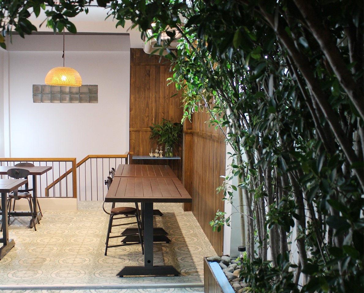 Những họa tiết trang trí gợi nhớ làng quê Bắc Bộ của quán Lẩu Dấm Bỗng.