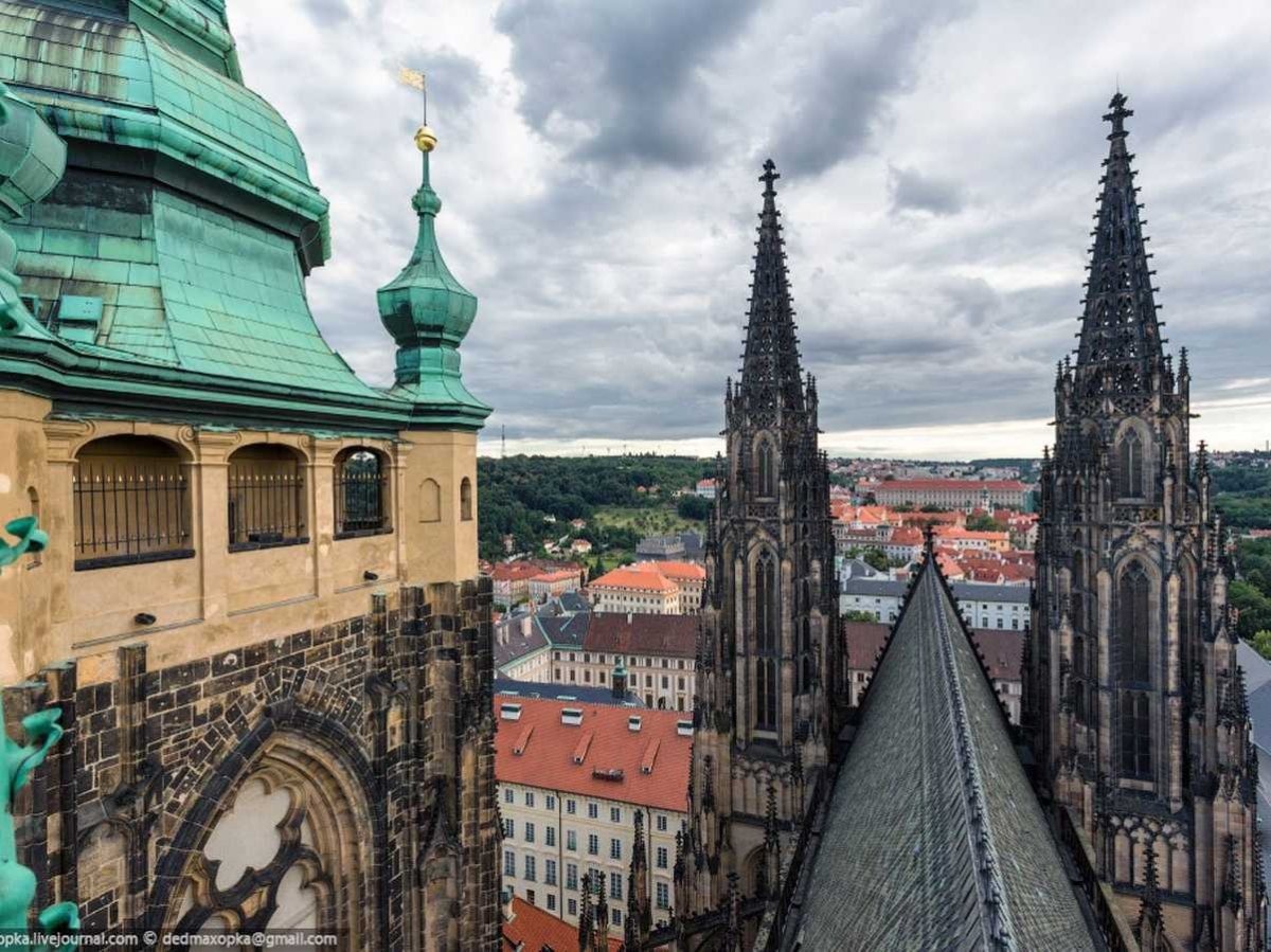 Khi trèo lên nhà thờ St. Vitus, nhà thờ lớn nhất ở Prague, CH Séc, họ bị cảnh sát địa phương bắt giữ, nhưng sau đó được thả.
