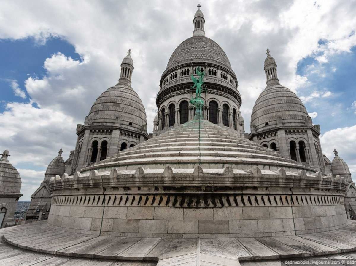 La Basilique du Sacré Cœur de Montmartre là một trong những công trình biểu tượng của Paris với đài quan sát cao hơn 400 m. Hai nhiếp ảnh gia trèo quanh mái để chụp từng chi tiết.