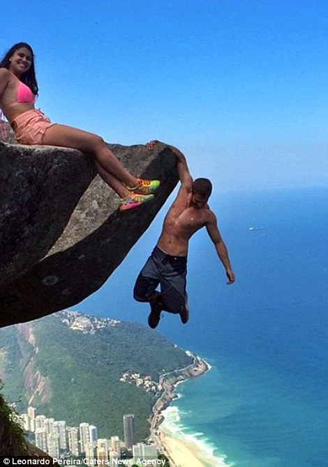 Cặp đôi chụp những bức ảnh trong tình trạng cheo leo trên vách đá giỡn mặt với tử thần. Leonardo mặc quần soóc còn Victoria mặc bikini hồng và quần soóc ngắn.