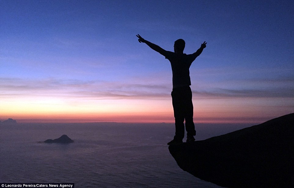 Đây không phải lần đầu Leonardo leo lên đỉnh Pedra de Gavea nhìn ra biển Atlantic. 