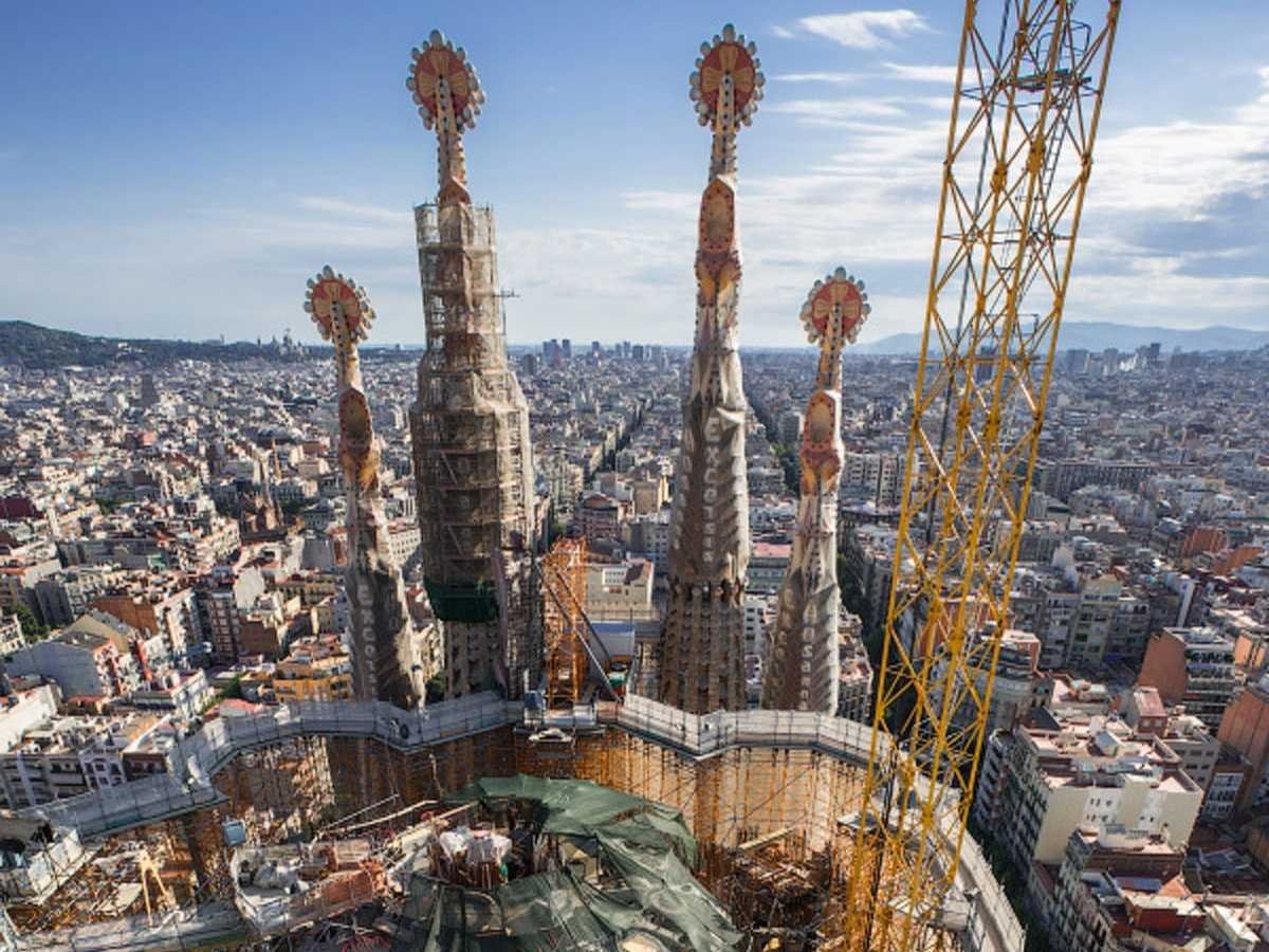 Họ từng đến Sagrada Família, nhà thờ nổi tiếng ở Barcelona, Tây Ban Nha. Khi trèo lên đỉnh, họ có thể chiêm ngưỡng được cấu trúc nhà thờ cùng toàn cảnh thành phố tuyệt đẹp.