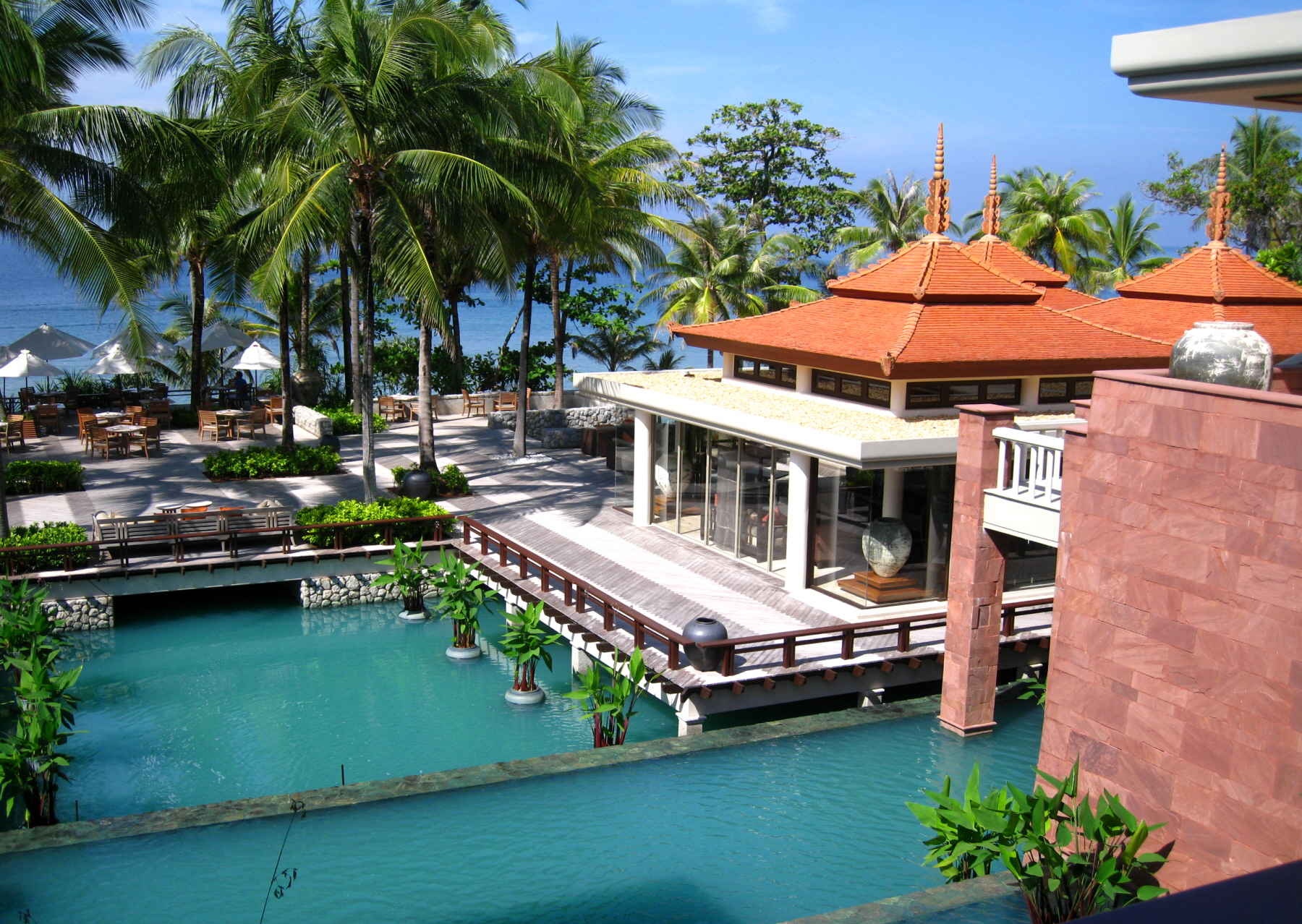 Ở khách sạn boutique: Tại đây, bạn có cơ hội được thưởng thức thiết kế, kiến trúc của địa phương. Ở cố đô Ayutthaya có khách sạn Sala Ayutthaya nằm bên bờ sông với rất nhiều chợ địa phương, nhà hàng xung quanh. Khu nghỉ dưỡng Tubkaak Krabi cho bạn trải nghiệm với cảnh bãi biển tuyệt đẹp, bữa sáng tự chọn và cảnh đảo Hong ấn tượng…