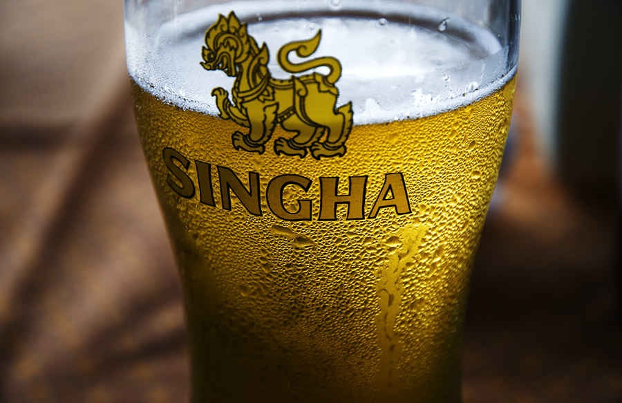 Uống như người địa phương: Hai loại bia phổ biến nhất ở Thái Lan là Singha và Chang, còn các loại rượu có thể kể đến SangSom và Mekhong.