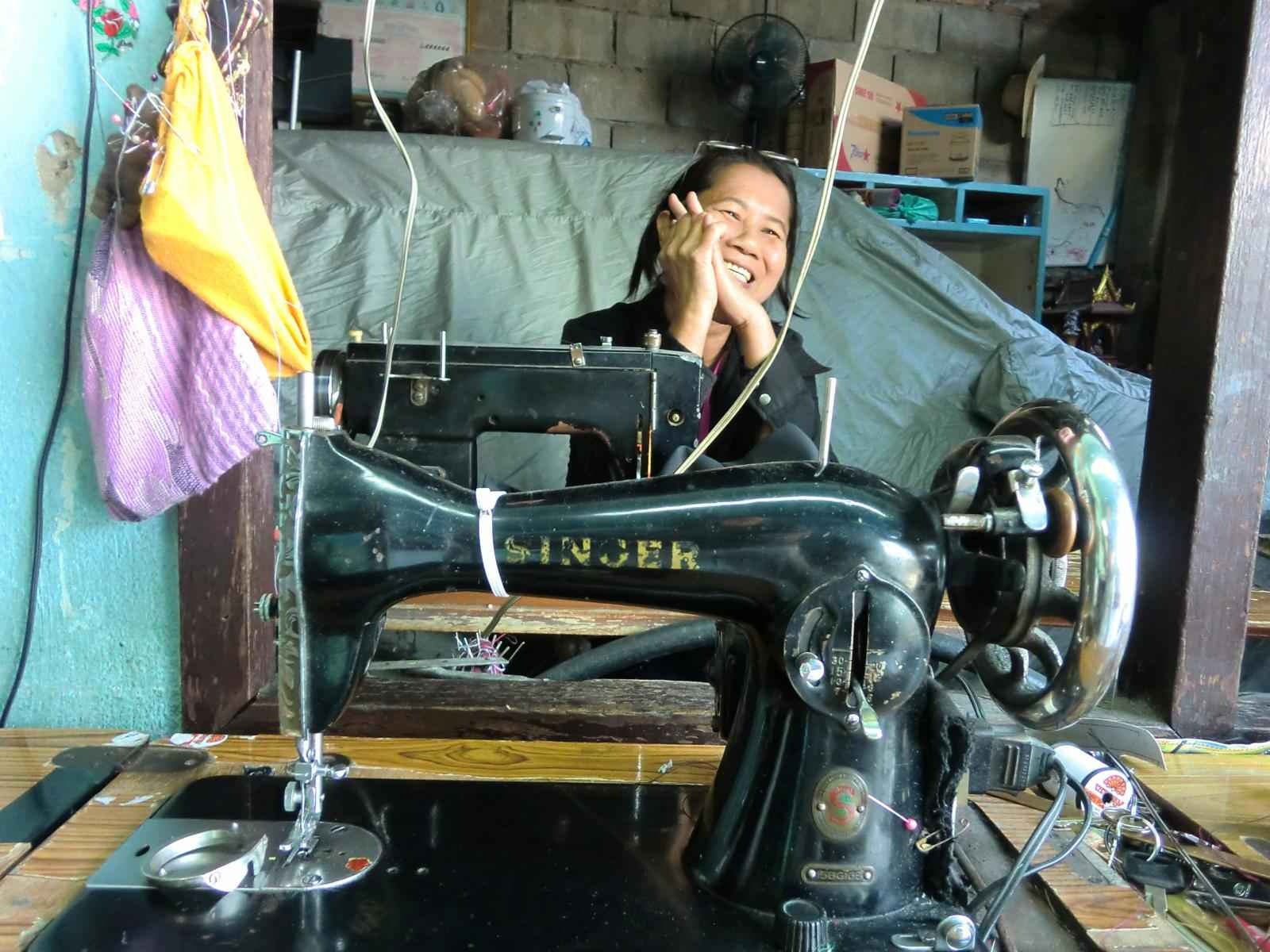 May đồ: Bangkok nổi tiếng với rất nhiều thợ may khéo tay. Một bộ vest hoặc 2 chiếc áo sơ mi đặt may có giá chưa đến <abbr class=