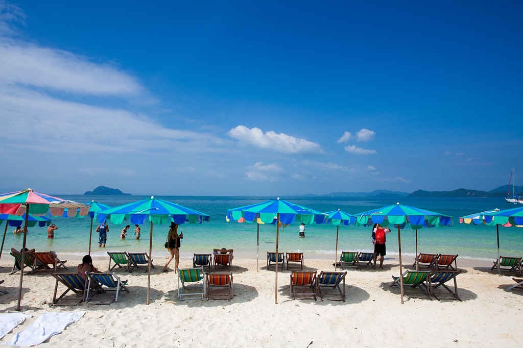 Đi biển Phuket, Krabi, Khao Lak: Thái Lan nổi tiếng với rất nhiều bờ biển đẹp, cát trắng, nước trong vắt. Phuket nổi tiếng với cuộc sống sôi động về đêm. Krabi là nơi lý tưởng để thư giãn và chơi các môn thể thao mạo hiểm như leo núi. Khao Lak lại là một thị trấn nhỏ duyên dáng, phù hợp với các cặp đôi hoặc những kỳ trăng mật lãng mạn.