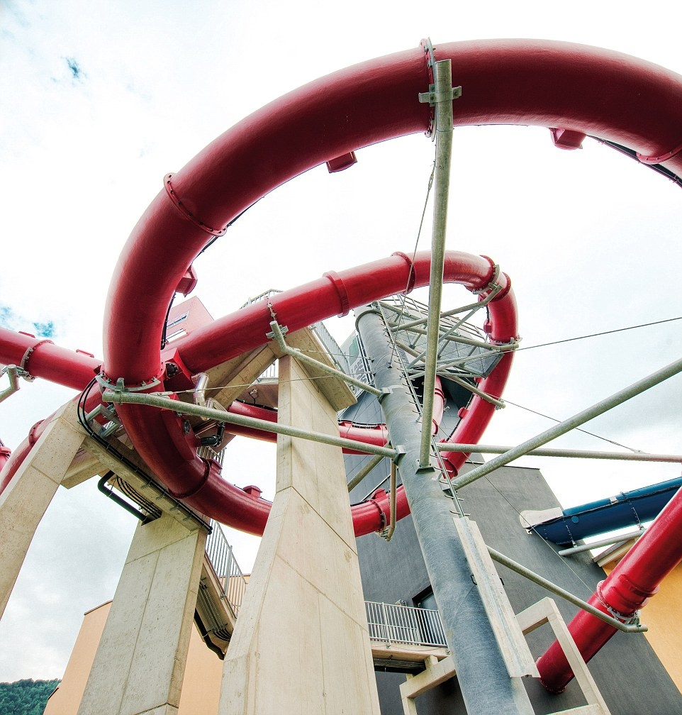 Công viên nước Wave (Worgler Wasserwelten), Tyrol, Áo: Đường lượn kiểu xoắn này cho du khách cảm giác phấn khích liên tục trong lúc trượt.