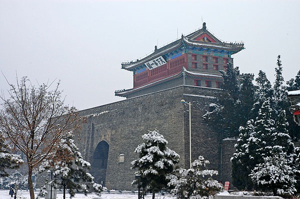 Sơn Hải Quan được mệnh danh là cửa ải đầu tiên của Trường Thành nằm ở nơi giáp ranh giữa hai tỉnh Hà Bắc và Liêu Ninh, là khởi điểm của Trường Thanh. Tại vị trí này, nhìn về phía bắc là dãy núi Yên Sơn, nhìn sang phía nam là biển Bột Hải, non xanh nước biếc phong cảnh tuyệt đẹp nên cửa ải có tên gọi là Sơn Hải Quan. Ảnh: Sina