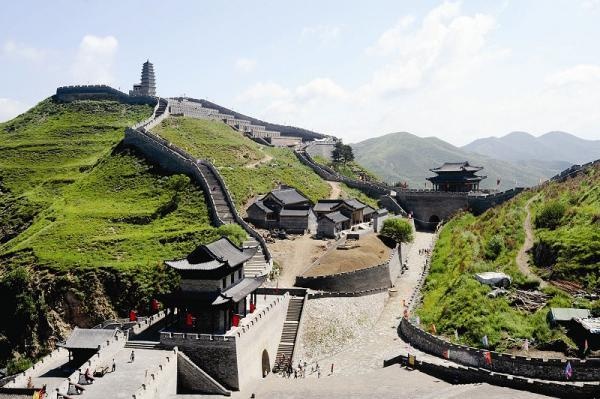 Một cửa ải khác là Nhạn Môn Quan, nằm trên một thung lũng ở Huyện Đại tỉnh Sơn Tây, hai bên là vách núi dựng đứng, những con nhạn con én không sao bay qua được mà chỉ bay dọc theo thung lũng qua phía trước cửa ải, bởi vậy mọi người mới gọi là Nhạn Môn Quan. Ảnh: soso