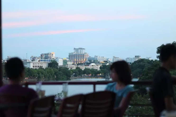 Ngắm hồ Hoàn Kiếm từ quán cà phê Phố Cổ.