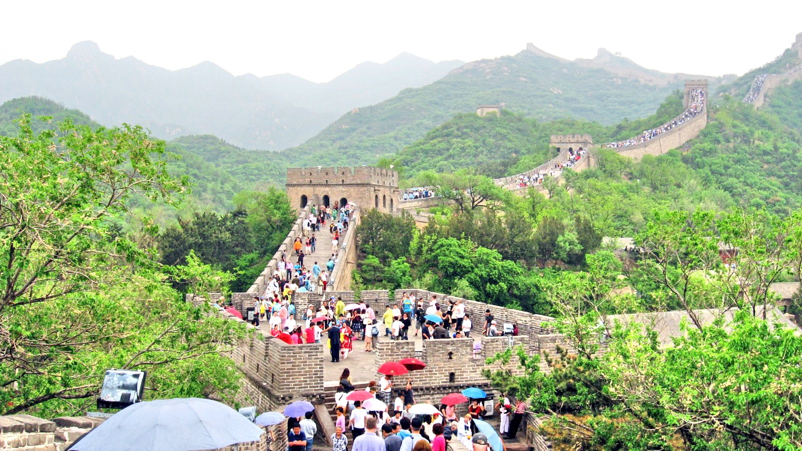 Tuy vậy, nơi mà khách du lịch biết tới nhiều nhất lại là Bát Đạt Lĩnh, đoạn Trường Thành nằm trên địa bàn tỉnh Hà Bắc, cách Bắc Kinh gần 100km. Ảnh: worldstotrek