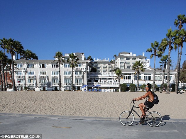 Sự xuất hiện của các diễn viên đình đám tại bãi biển Montage Laguna ở California không còn xa lạ với du khách. Khách sạn Shutters on the Beach nhìn ra biển Thái Bình Dương thường được các sao chọn làm nơi nghỉ ngơi.