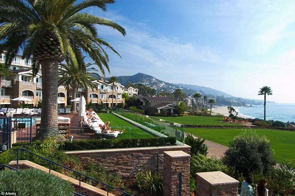 Khách sạn được mở vào năm 2003, được coi là khách sạn sang nhất Laguna, nổi tiếng với các dịch vụ spa và yoga cùng bể bơi nhìn ra biển.