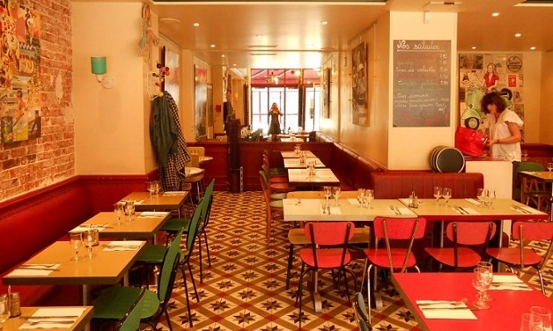 Ăn uống ở Butte aux Cailles: Ngôi làng này có những ngôi nhà nhiều màu sắc xinh xắn với nghệ thuật đường phố sinh động. Đặc biệt ở đây có những quán bar và nhà hàng không hề đắt. Nhà hàng đồ ăn Pháp truyền thống l’Auberge de la Butte có giá 25 euro cho một bữa ăn 3 course. Nhà hàng huyền thoại Chez Gladines phục vụ các món ăn đa dạng của vùng Basque với giá từ 7 – 10 euro, nhưng du khách nên đến trước 19h để đỡ phải xếp hàng. Các quán bar dọc phố Butte aux Cailles cũng có giá rất hợp lý, như quán Le Diapason có giá một ly rượu là 4 euro, cocktail là 6,5 euro.