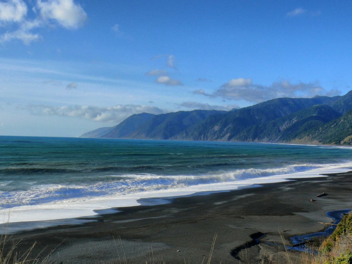 Bãi biển ở Shelter Cove, Humboldt County, California có màu xám do những vách núi đá gần đó xói mòn qua nhiều năm tạo thành.