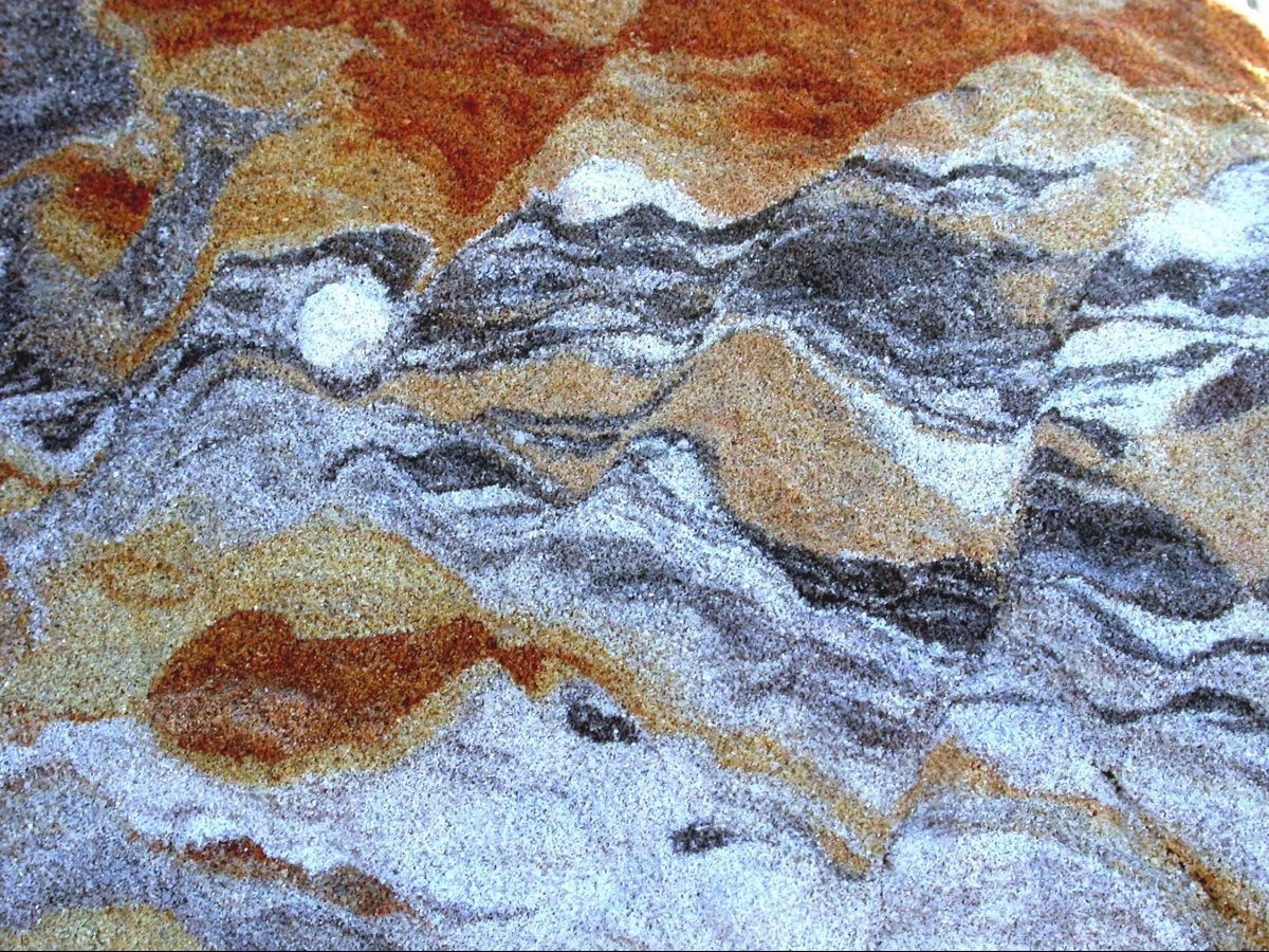 Bãi biển Cầu Vồng ở Queensland, Australia có tổng cộng 72 màu được tạo thành từ những rìa đá nhiều màu sắc quanh đó. 