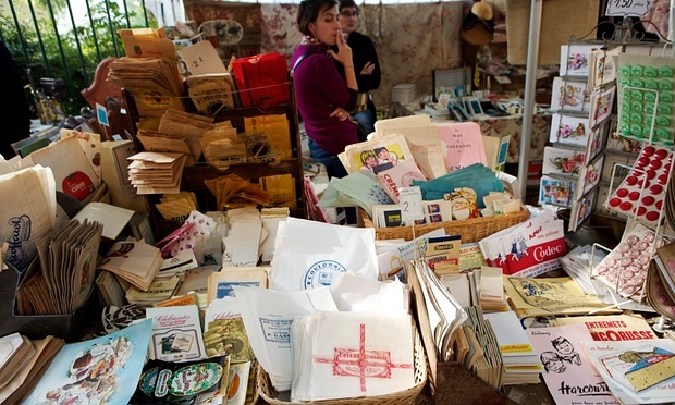 Mua sắm thông minh: Mua đồ lưu niệm đặc trưng của Paris không khó và cũng không hề đắt. Nhiều du khách cho rằng Marché aux puces de Saint-Ouen là thủ phủ đồ cổ của Paris, nhưng thực ra những người sành sỏi lại đến Marché aux puces de la porte de Montreuil (nằm ở đại lộ Avenue du Professeur André Lemierre) hoặc Vanves để mua các tác phẩm nghệ thuật, đồ nội thất hay các món đồ trang trí rẻ tiền. Người bán hàng thường bán ở 2 khu chợ này với giá rẻ, sau đó mới tăng giá ở Saint-Ouen. 