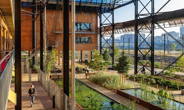 Ngủ ở khu mua sắm: Halle Pajol từng là một nhà kho của đường sắt quốc gia, ngày nay trở thành tổ hợp với khu cửa hiệu, thư viện, sân khấu ca nhạc và nhà nghỉ Yves Robert. Phòng đơn ở đây có giá từ 62 euro, còn giường tầng giá từ 31 euro/ đêm. Khu vực này ở ngay gần nhà ga Gare du Nord Eurostar.