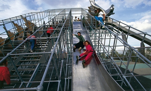Đưa lũ trẻ đến khu đông bắc: Parc de la Villette có nhiều sân chơi độc đáo dành cho trẻ em, có một bảo tàng dành cho thiếu nhi Cité des Enfants  có giá vé người lớn là 12 euro, vé trẻ em dưới 6 euro, một khu đu quay và thường xuyên có lễ hội, chiếu phim miễn phí. Parc de Belleville có một sân chơi thú vị và phong cảnh Paris tuyệt đẹp. Parc des Buttes-Chaumont hấp dẫn trẻ em với thác nước và múa rối nước với giá 4 euro/vé tại nhà hát Théâtre Guignol Anatole.