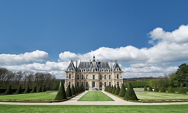 Khám phá vùng đồng quê: Nếu không đủ tiền đi về miền nam nước Pháp, bạn có thể đi bằng tàu hỏa đến nhiều thị trấn, làng mạc xinh đẹp gần Paris. Tàu RER A đi từ ga trung tâm Paris Châtelet đến Saint-Germain-en-Laye mất khoảng 40 phút. Nơi đây có một lâu đài và cánh đồng nho rất lớn. Vé khứ hồi giá 8,7 euro, còn nếu đến thăm lâu đài nay là bảo tàng khảo cổ học (Musée d’Archéologie nationale) thì có giá 7 euro. Một vé khứ hồi 5,5 euro mất 30 phút từ Châtelet đi bằng tàu RER B về phía nam sẽ đưa bạn đến Sceaux khám phám một lâu đài khác với giá vé 6 euro. Khu vực Parc de Sceaux miễn phí vé, do Le Nôtre, tác giả của phong cảnh ở Versailles thiết kế. Ở đây bạn có thể thấy một thác nước, hồ bơi ngoài trời, các phòng triển lãm nghệ thuật, khu opera ngoài trời và nhiều hoạt động thú vị khác.