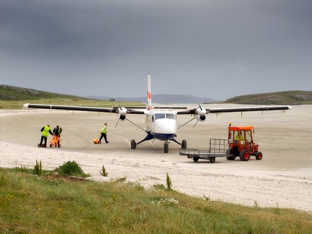 4. Sân bay Barra: Nằm trên đảo Barra, thuộc Outer Hebrudes, Scotland, đây là một trong 2 sân bay trên thế giới có máy bay hạ cánh dưới nước. Khi thủy triều dâng, đường băng sân bay biến mất khỏi vịnh Traigh Mhòr.  