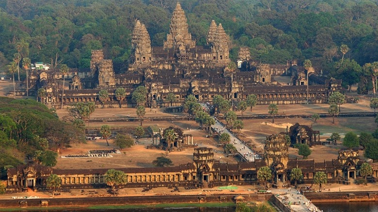 Đền Angkor Wat: Số lượng khách du lịch đến đền Angkor Wat ngày một nhiều, với mức tăng hằng năm lên tới 20%. Ngành du lịch Campuchia cho biết, hơn 2 triệu du khách đến Angkor Wat vào năm 2013. Điều này làm ảnh hưởng không ít đến việc duy trì và gìn giữ quần thể di tích vàng son một thời.