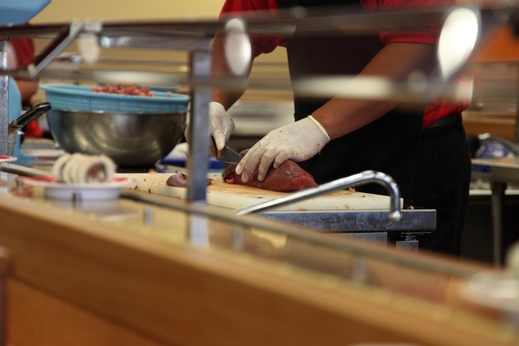 Bàn tay phụ nữ được cho là làm hỏng hương vị của món sushi.