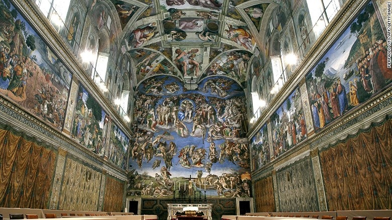 Nhà thờ Sistine: Bích họa bậc thầy của Michelangelo trên trần nhà thờ Sistine ở Vatican phải mất đến 4 năm mới hoàn thành, nhưng nhiều du khách đến đây vẫn dùng đèn flash khi chụp ảnh bất chấp luật cấm. Khí thải carbon dioxit từ khách du lịch cũng ảnh hưởng đến tác phẩm nghệ thuật này. Năm ngoái, một hệ thống sưởi ấm và làm mát được giới thiệu để làm giảm thiểu ảnh hưởng của du lịch đến nhà thờ. Các bộ cảm biến và camera xung quanh cách bức tường được dùng để theo dõi số lượng người trong nhà thờ nhằm điều chỉnh nhiệt độ và độ ẩm cho phù hợp.