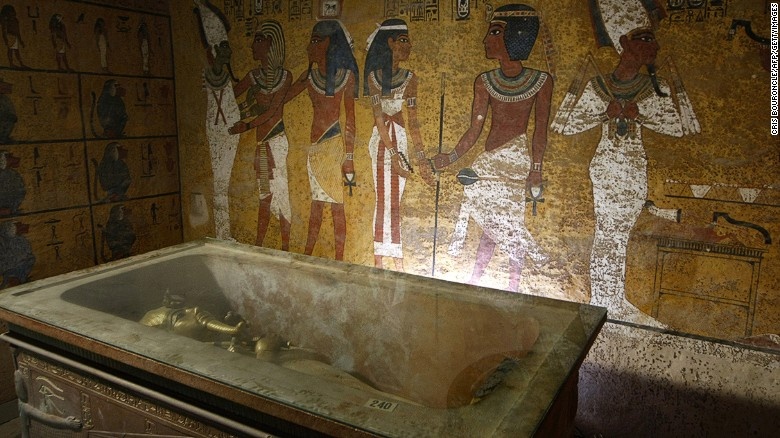 Lăng mộ Tutankhamun: Vào tháng 4 trước, ngôi mộ Pharaoh ở Ai Cập đã buộc phải đóng cửa sau khi khu vực này bị nhiễm ẩm do hơi thở của du khách từ nhiều thập kỷ. Một bản sao được mở gần đó để thỏa mãn du khách, do hãng Factum Arte của Tây Ban Nha thực hiện dưới sự giám sát của Hội đồng cổ vật Ai Cập tối cao. Nhóm đã sử dụng máy quét laser và máy in độ phân giải cao để tái hiện chính xác kết cấu và màu sắc của bức tranh tường mô tả về thế giới bên kia.