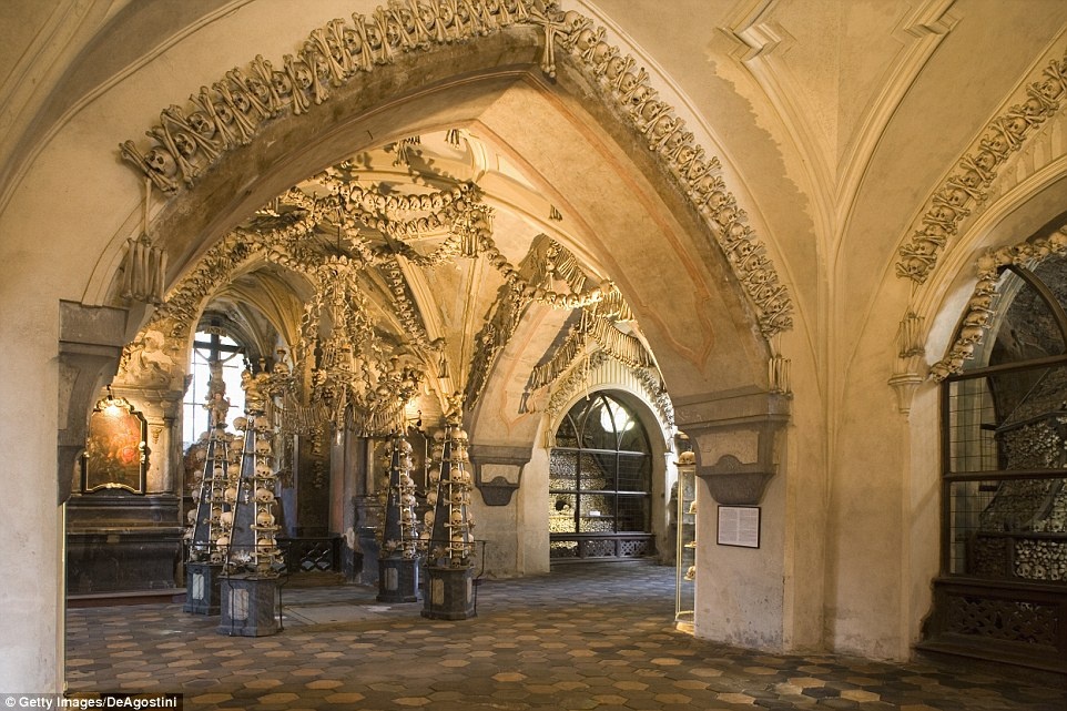 Nhà thờ Sedlec Ossuary luôn có sức hút với du khách nhờ sự độc đáo rợn tóc gáy.