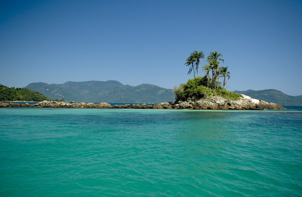 11. Vịnh Ilha Grande, Brazil được tô điểm bởi những hòn đảo nhỏ xinh đẹp hoàn toàn không có kết nối internet.