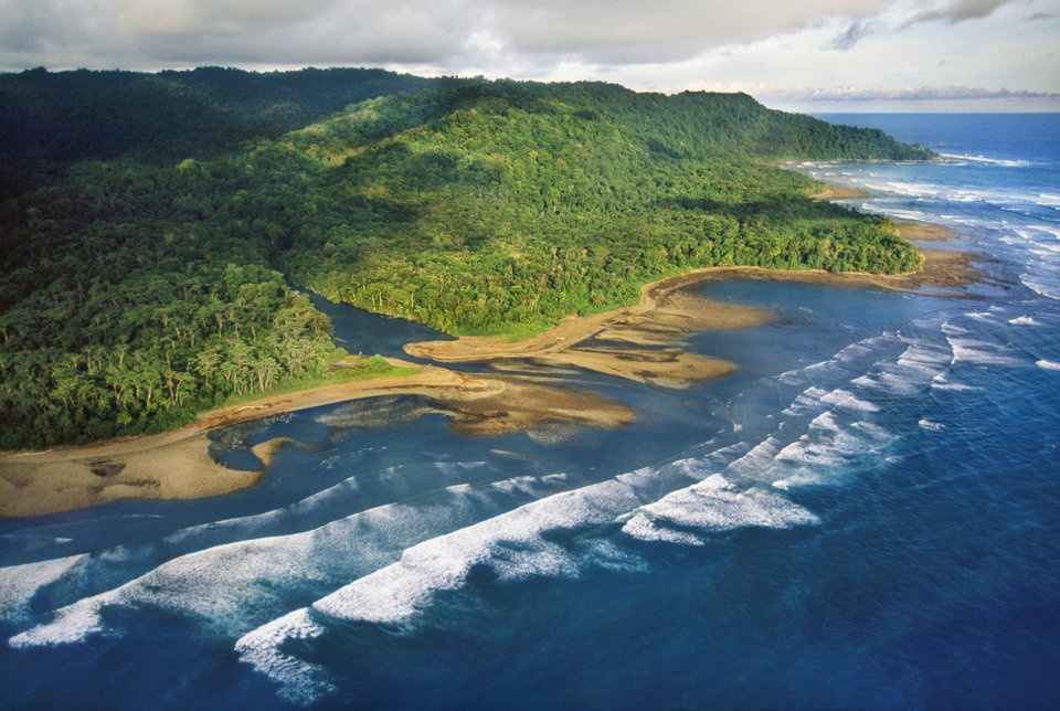 2. Bán đảo Osa Peninsula, Costa Rica tuyệt đẹp với công viên quốc gia Corcovado và bờ biển lộng gió.