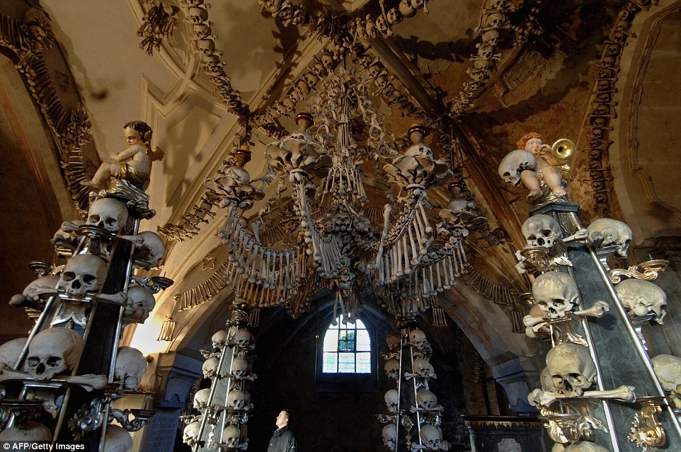 Điểm nhấn tại Sedlec Ossuary là chiếc đèn chùm bằng xương và sọ rất lớn đặt ngay chính giữa nhà thờ. Một tác phẩm nghệ thuật ấn tượng khác là biểu tượng huy hiệu của gia đình Schwarzenberg cũng được làm bằng xương người.