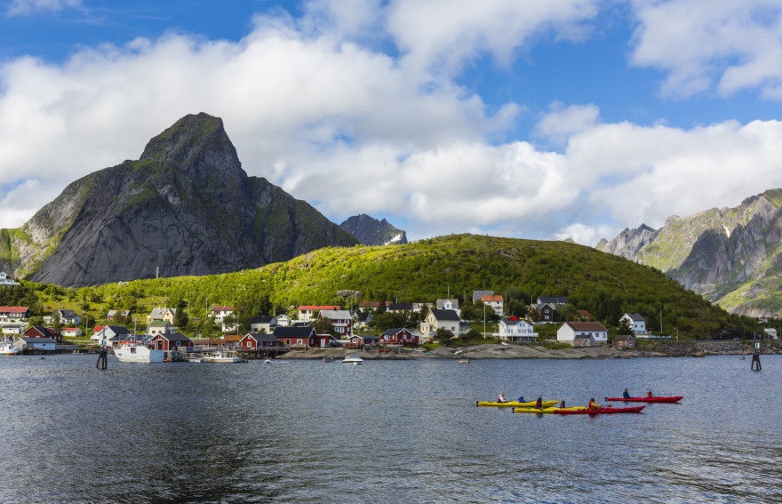 8. Ở những ngôi nhà xinh đẹp ven biển Reine, Na Uy này, du khách sẽ hầu như không có cơ hội truy cập internet.