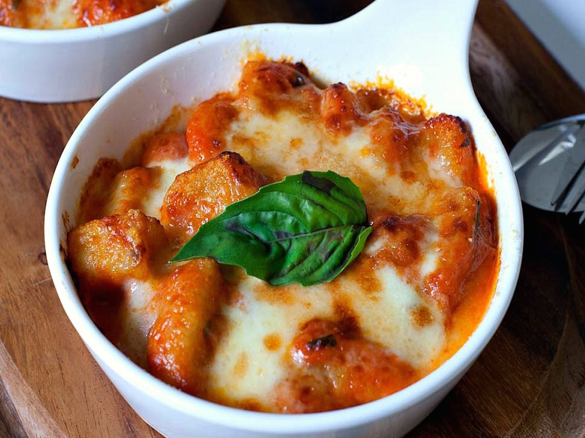 Một món khác của thị trấn Sorrento vùng Campania là gnocchi alla sorrentina, đây là loại há cảo dai bỏ lò cùng xốt cà chua, phô mai mozzarella rồi rắc húng quế bên trên.