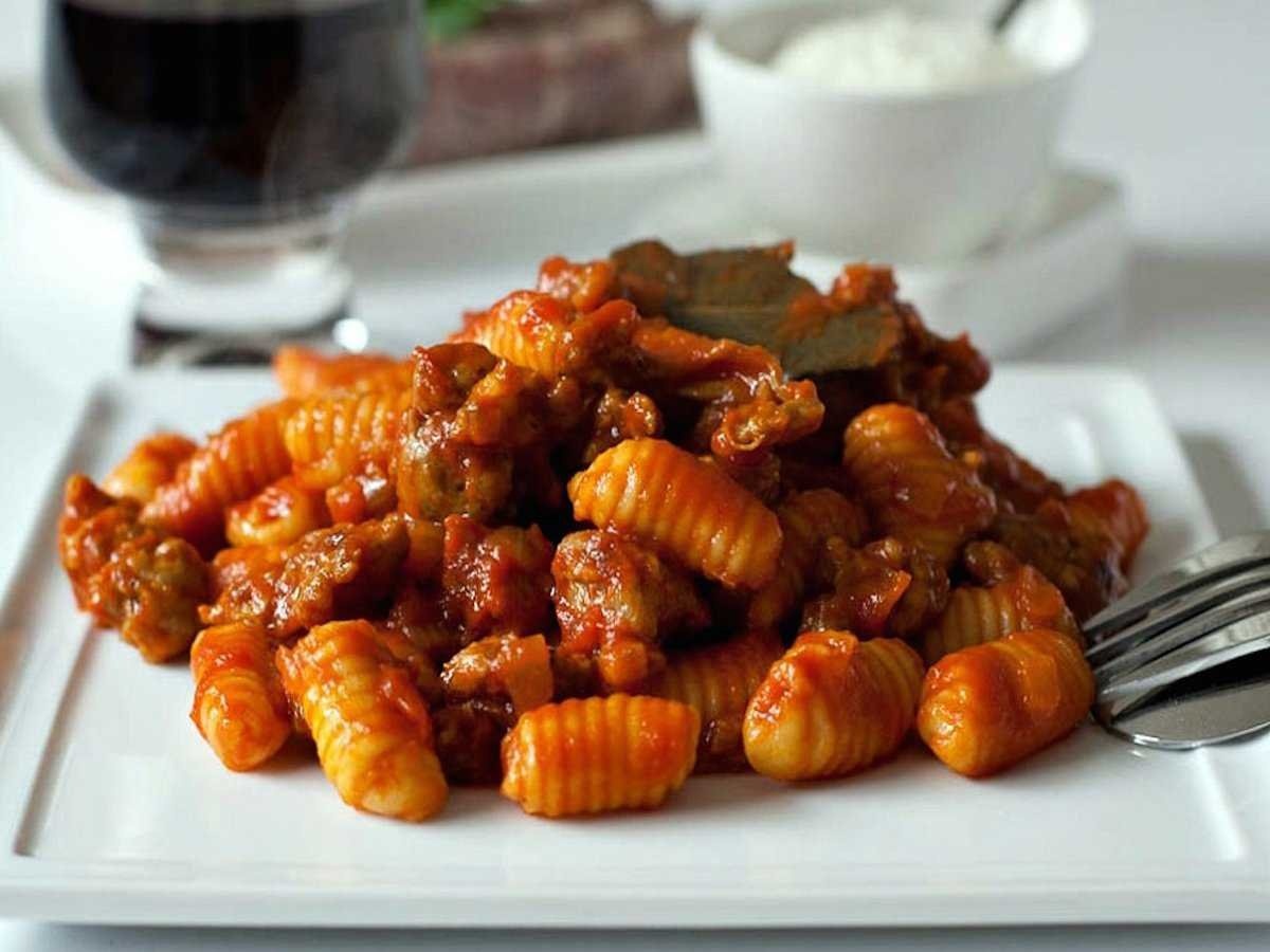 Có nguồn gốc từ đảo Sardinia, món Malloreddus alla Campidanese dùng loại mì tròn ngắn với nước xốt làm từ cà chua, nghệ tây ăn kèm xúc xích. 