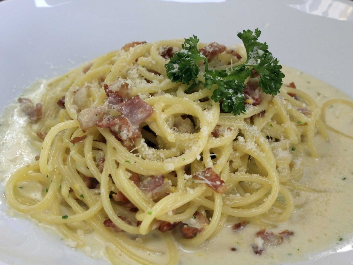 Bạn có thể tìm thấy món spaghetti alla carbonara ở bất cứ đâu, nhưng quê hương của món này là ở Rome, Italy. Món ăn nổi tiếng này được làm từ lòng đỏ trứng, parmigiano reggiano, pecorino romano, và guanciale chứ không phải thịt xông khói.