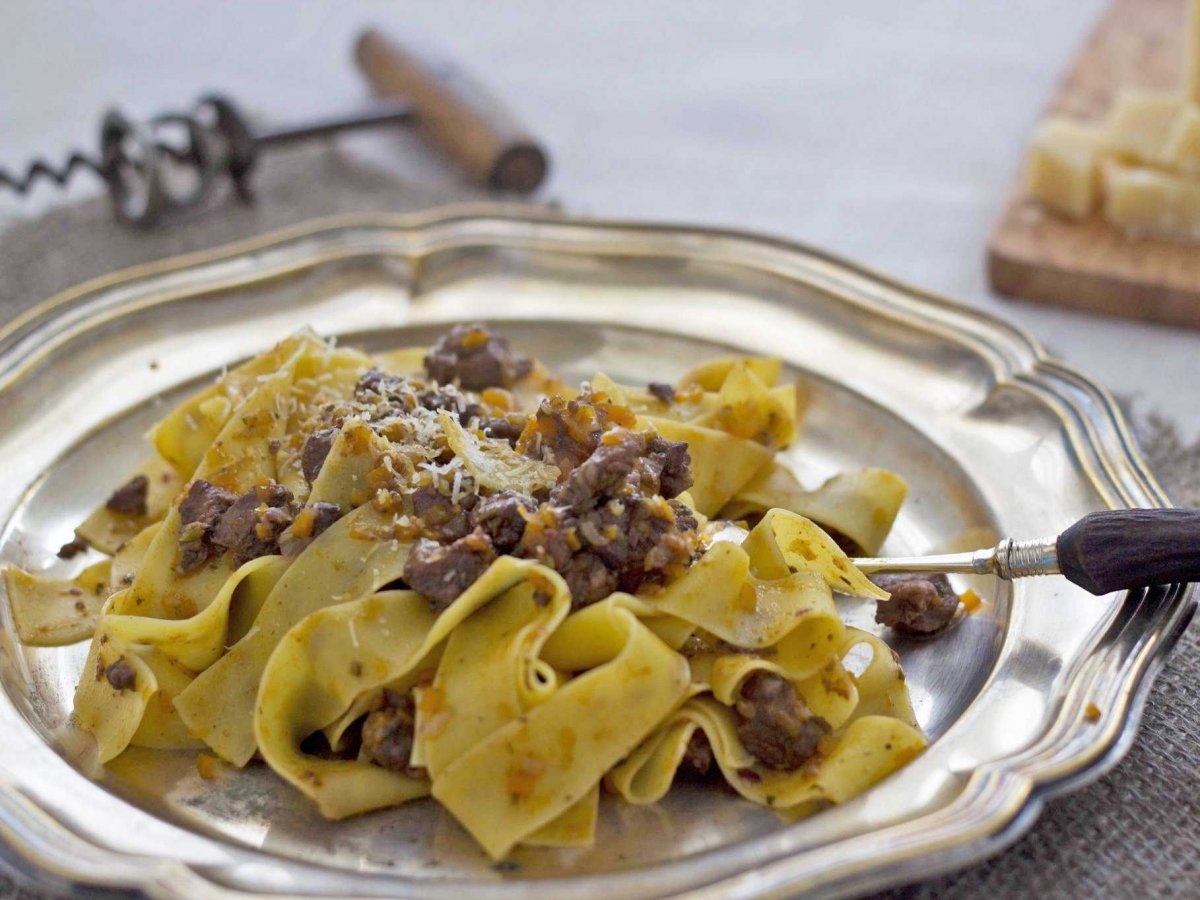 Một món nổi tiếng khác của vùng Tuscany là pappardelle al cinghiale với sợi mì to, dẹt và dài, trộn lẫn với thịt heo.