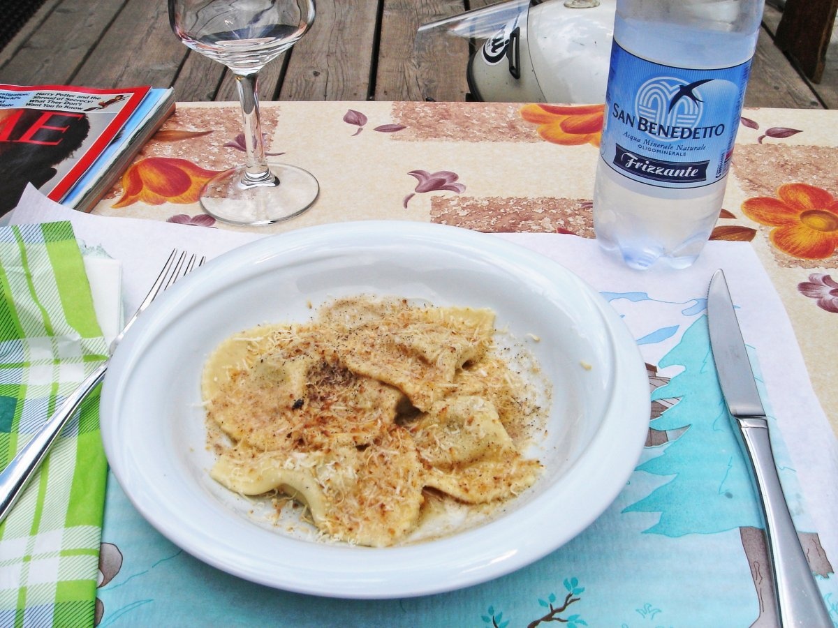 Casunziei là món mì mỏng, hình bán nguyệt, ăn cùng củ cải đường và gia vị. Món này có nguồn gốc từ Veneto ở đông bắc Italy.