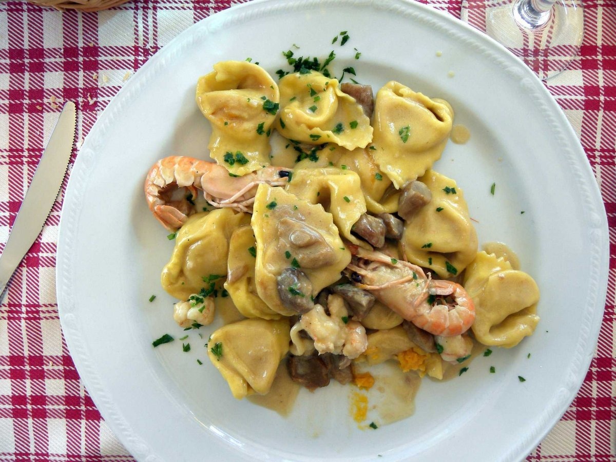 Cappellacci là món mì hình nón, nấu cùng ricotta, rau chân vịt hay bí đỏ. 