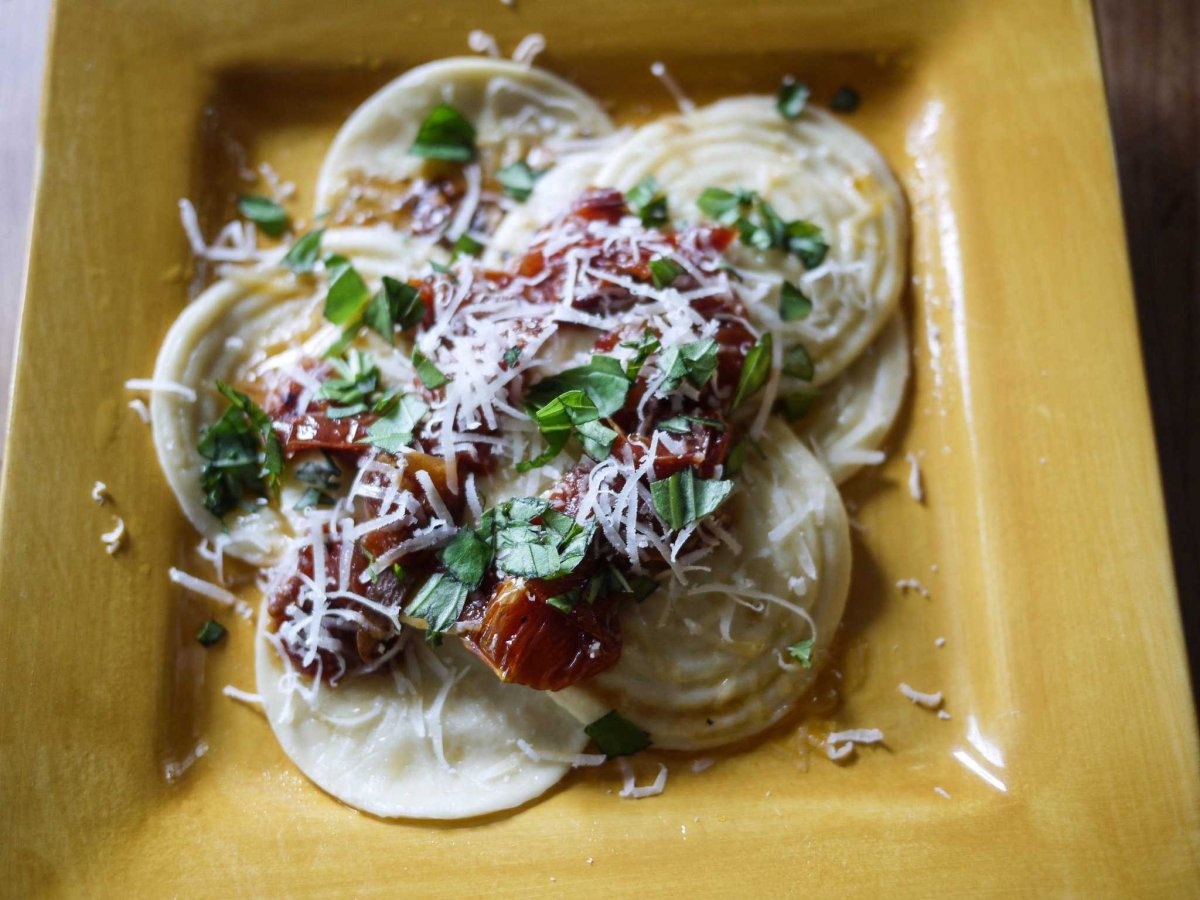 Corzetti là món pasta đặc trưng của vùng tây bắc Liguria. Sợi mì dẹt, được tạo hình thành những hoa văn ngộ nghĩnh từ một con dấu bằng gỗ.