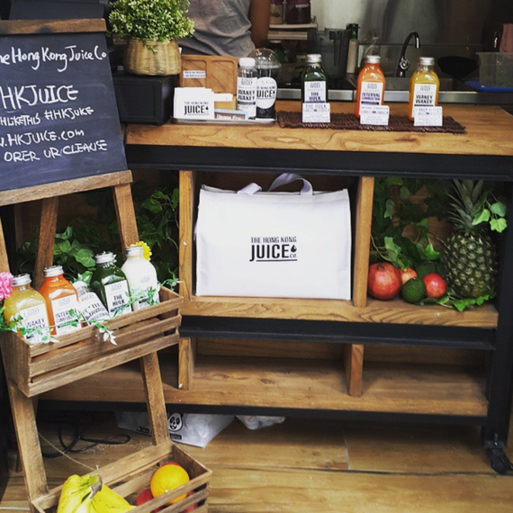 Nếu là người ăn chay, bạn sẽ không phải lo khi đến Hong Kong vì ở đây có nhiều nhà hàng chay ngon và sạch sẽ ở khắp thành phố. Bạn cũng không cần phải biết tiếng Trung khi đến Hong Kong. Do Hong Kong là thuộc địa của Anh trước kia nên các biển hiệu, thực đơn… đều được viết bằng tiếng Anh.