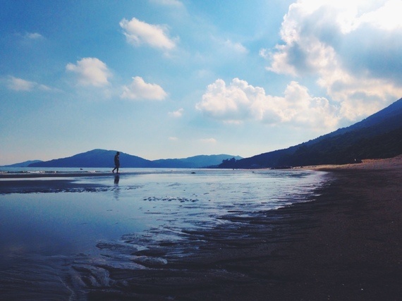 Hàng triệu du khách từ Trung Quốc đại lục đổ đến Hong Kong để mua sắm. Một điểm thu hút du khách khác là những khu cắm trại miễn phí ngoài bãi biển.