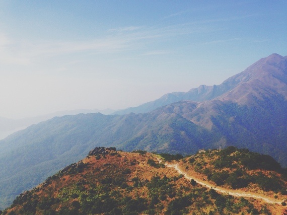 Hong Kong có khoảng 22 cuộc thi marathon mỗi năm. Những con đường đất băng núi là điểm hấp dẫn rất nhiều du khách với khung cảnh thiên nhiên tuyệt đẹp.