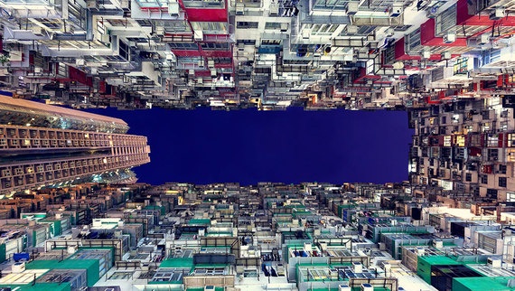 Hong Kong là nơi văn hóa truyền thống và hiện đại đan xen lẫn nhau. Bạn có khi đang ở một khu chợ với mùi nước xốt, mùi đồ ăn xung quanh thì chỉ 10 phút sau, bạn đã thấy mình lọt thỏm trong khu tòa nhà chọc trời, ngẩng lên chỉ thấy mây quấn quýt.