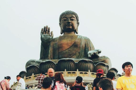 Hong Kong có rất nhiều chùa chiền với mùi nhang khói đặc trưng. Tọa lạc tại đảo Lantau là tượng Phật ngồi bằng đồng lớn nhất thế giới. Gần đó là làng Ngong Ping nơi có tu viện Po Lin nổi tiếng với những vị sư mặc áo vàng ngày ngày sống và tu tập.