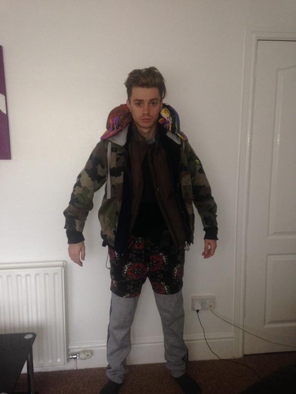 Chàng ca sĩ 19 tuổi với 12 lớp quần áo trên người.