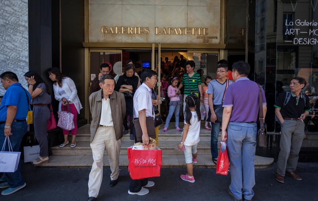 Du khách Trung Quốc tại đại lộ Haussman ở Paris (Pháp). Ảnh: NYTimes.