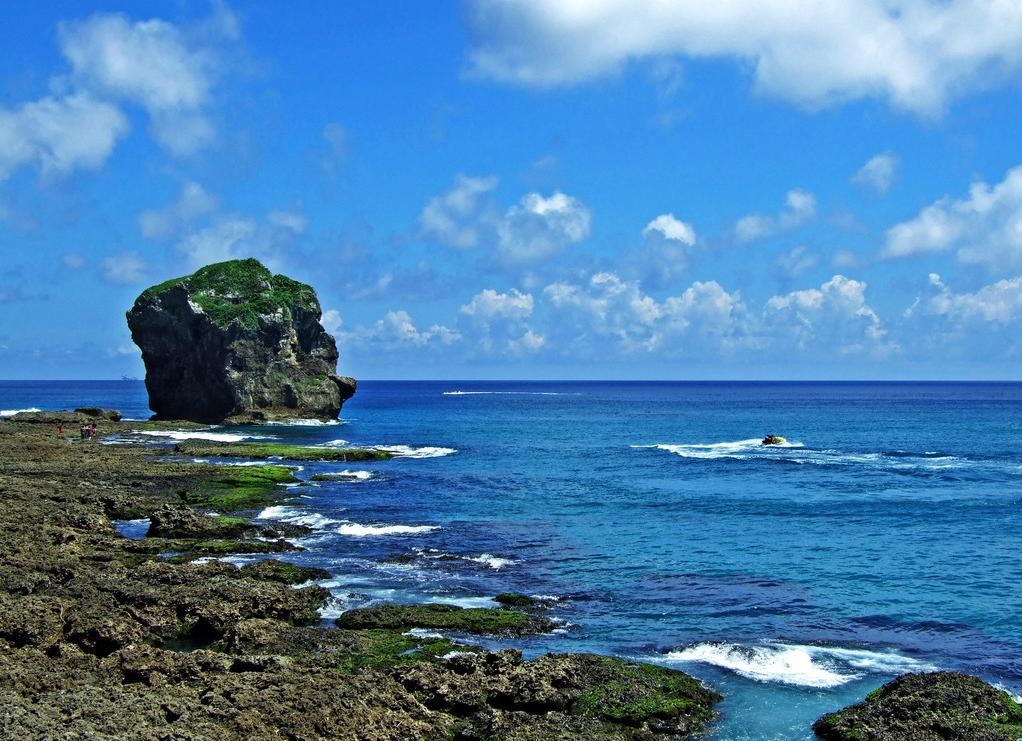 Dân bản địa Đài Loan cho rằng, Khẩn Đinh là bãi biển tiếp thêm sức sống cho những người mang tâm trạng không vui. Bởi vẻ đẹp hút hồn mê đắm lòng người nơi đây sẽ giúp du khách quên hết sầu lo của cuộc sống thường nhật. Ảnh: baike